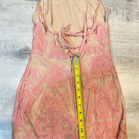 Xenia Boutique Baby Pink Floral Embroidered Lace Dress Size 2 - Form Fitting - Picture 14 of 17
